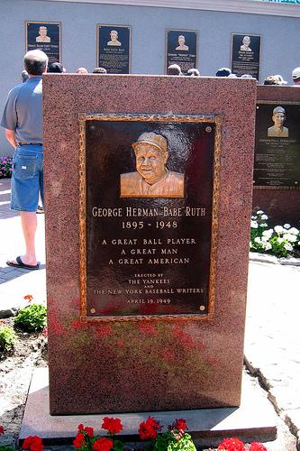 Babe Ruth Monument Park La plaque dédiée à Babe Ruth à Monument Park, le musée dédié aux légendes des Yankees situé dans lenceinte du stade.