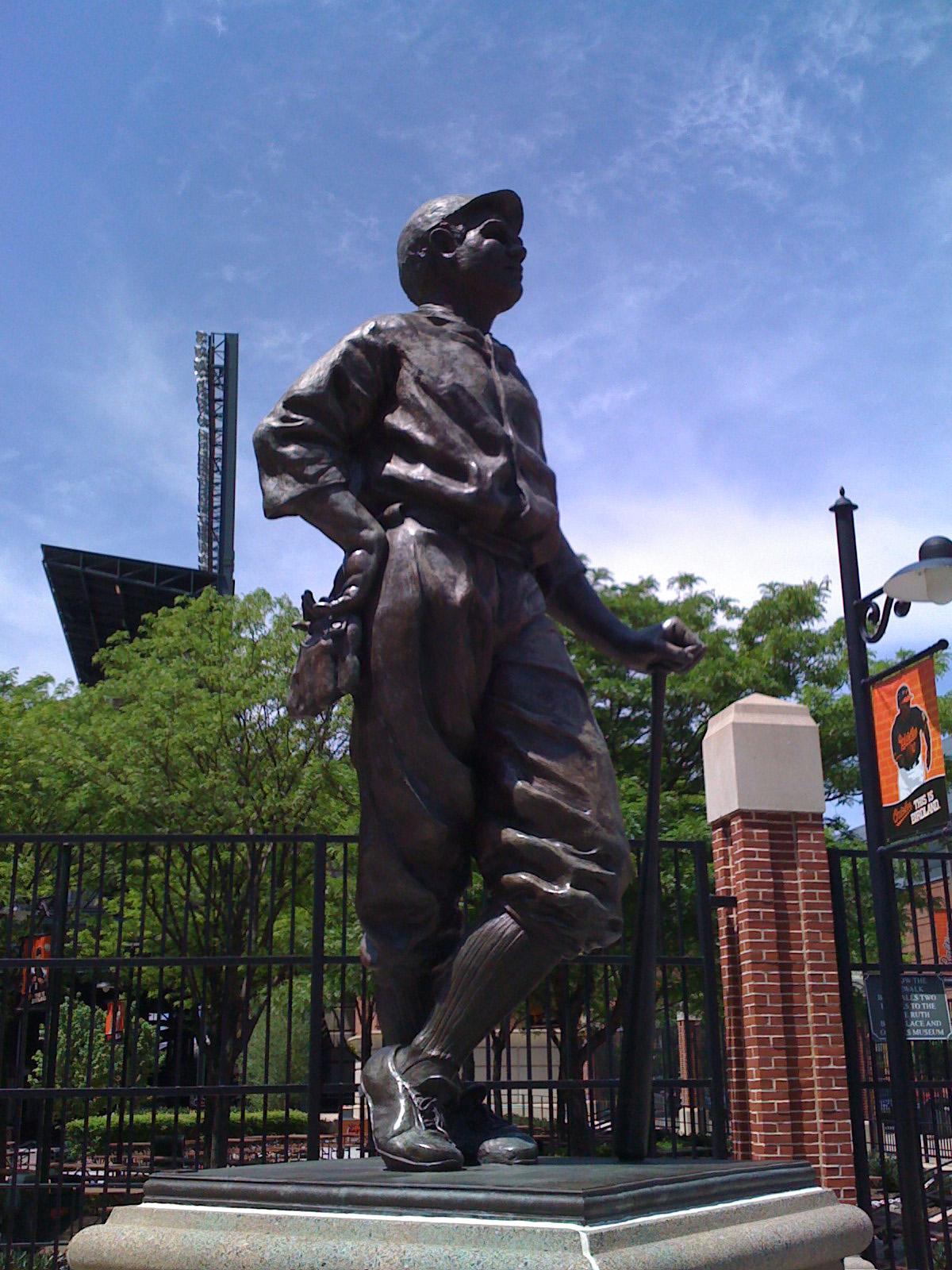 Statue Babe Ruth Baltimore Statue de Babe Ruth située à Camden Yards, devant le stade des Orioles de Baltimore, ville dont le Bambino est natif.