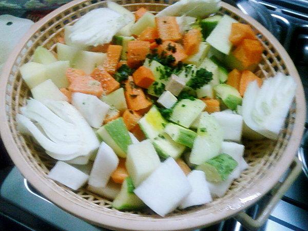 Tajine de veau aux legumes, sa salade aux mille vertus 042607091636.jpg