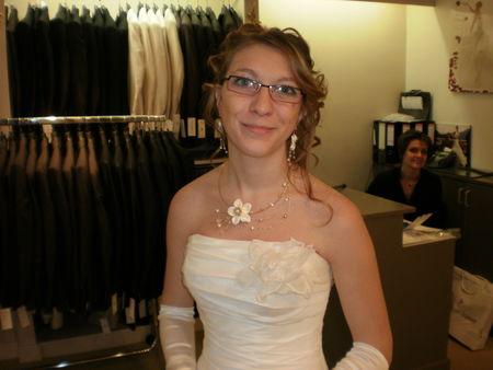 Essayage d'une parure de mariée P4100377