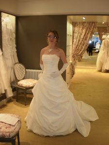 Essayage d'une parure de mariée P4100374_2_