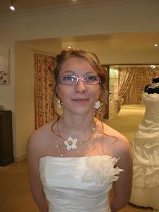 Essayage d'une parure de mariée P4100372