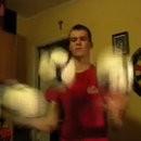Marek Born jongle avec des balles