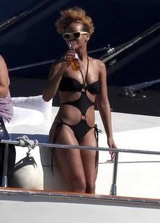 Rihanna en trikini sexy