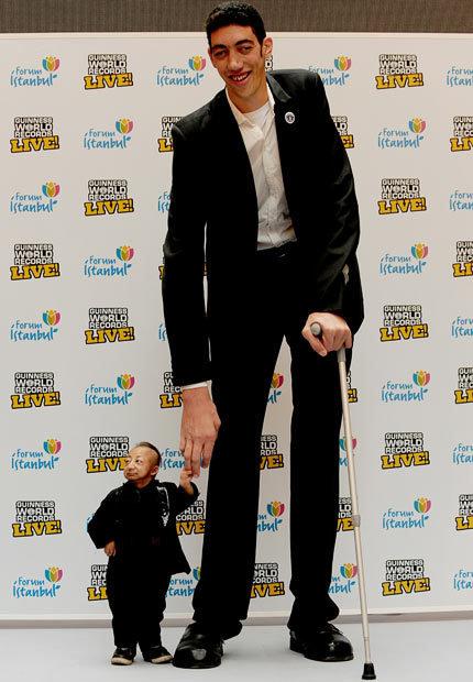 Plus petit homme du monde Vs homme le plus grand du monde