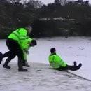 Des policiers font de la luge avec leur bouclier