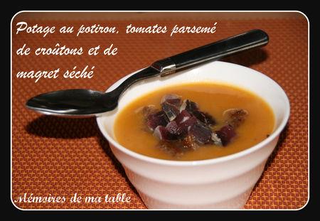 Potage au potiron et tomates, parsemé de croûtons et de magret séché potage_potiron_tomates_cro_tons_et_magret