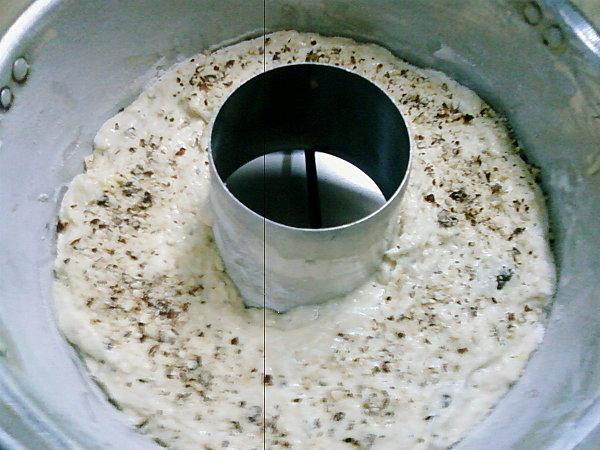 Kouglof au fromage, raisins secs et amandes concassees 052207073516.jpg