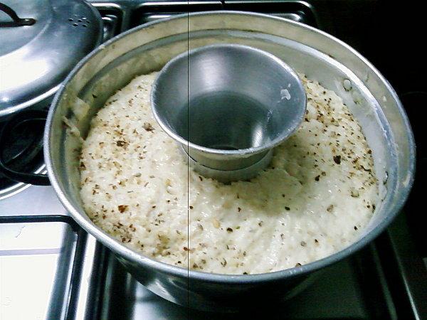 Kouglof au fromage, raisins secs et amandes concassees 052207090255.jpg