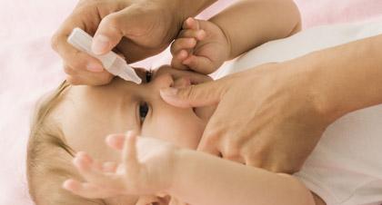 Nettoyer les yeux de bébé Nettoyer les yeux de bébé