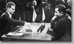 Spassky contre Petrossian en 1969. Malgré une défaite initiale, Spassky a mieux maitrisé le match et su exploiter les occasions offertes.
