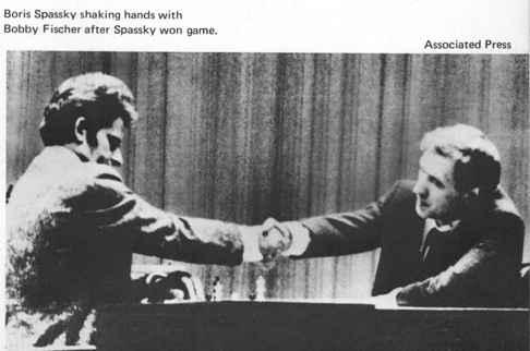 1ère partie du match. Fischer vient d'abandonner et serre la main de Boris Spassky. La physionomie de la rencontre verra le scénario inverse se produire 7 fois.