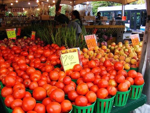 Marché Côte-des-Neiges - tomate rouge 2$ le panier