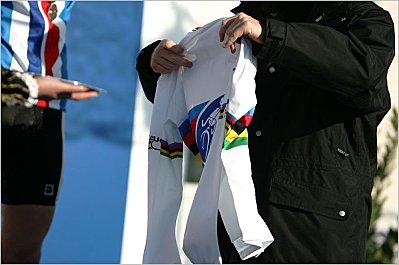 Cyclo cross : A qui le maillot arc-en-ciel ? MAILLOT-CHAMPIONNAT-DU-MONDE.JPG