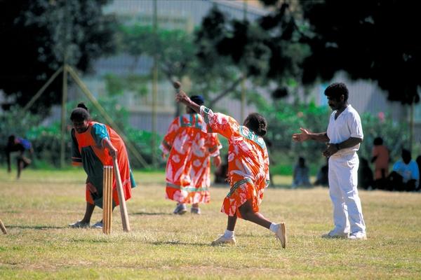 Femmes jouant au cricket en Province Sud (photo: nouvelle-calédonie.gouv.fr) Lettres de Nouvelle-Calédonie : mon abécédaire
