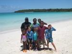 La famille Apikaoua, avec deux enfants de passage Lettres de Nouvelle-Calédonie : mon abécédaire