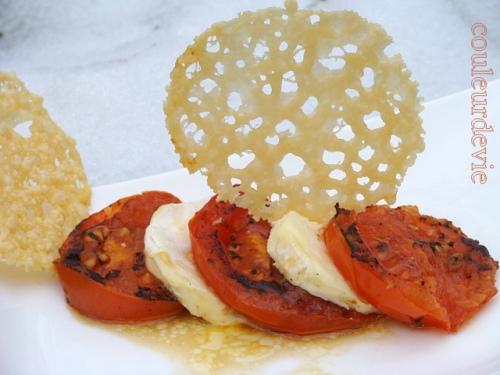 Tranches de tomates grillées, tuiles au parmesan et vinaigrette aux agrumes