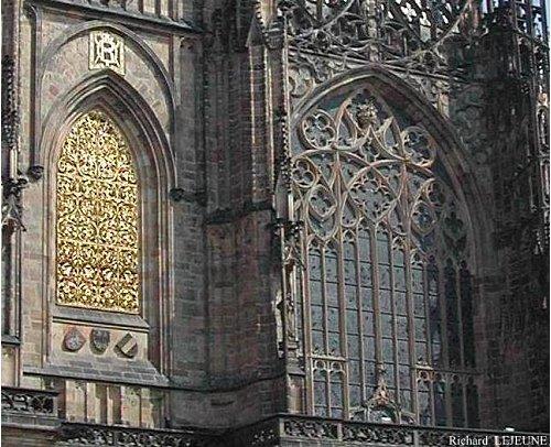 AMOURS ESTIVALES - 17. PRAGUE : HRADCANY, LE CHÂTEAU ROYAL Saint-Guy---Fenetre-renaissance-1.jpg