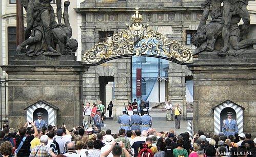 AMOURS ESTIVALES - 17. PRAGUE : HRADCANY, LE CHÂTEAU ROYAL 269.-Releve-de-la-garde--05-08-2009-.jpg