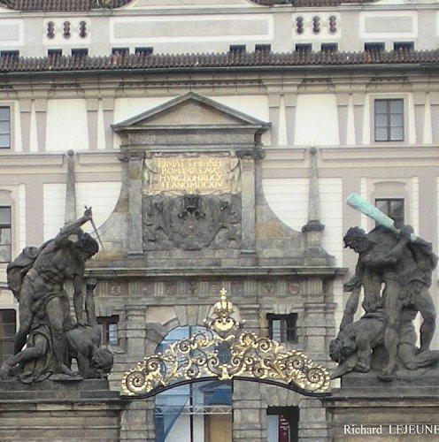 AMOURS ESTIVALES - 17. PRAGUE : HRADCANY, LE CHÂTEAU ROYAL 271.-Grilles-et-statues-du-chateau--05-08-2009-.jpg