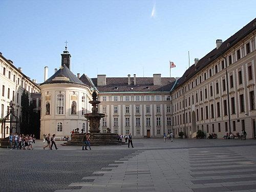 AMOURS ESTIVALES - 17. PRAGUE : HRADCANY, LE CHÂTEAU ROYAL Deuxieme-cour-interieure.jpg