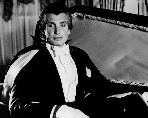 Les meilleurs Dracula (et les pires ?) George-Hamilton-Love-At-First-Bite