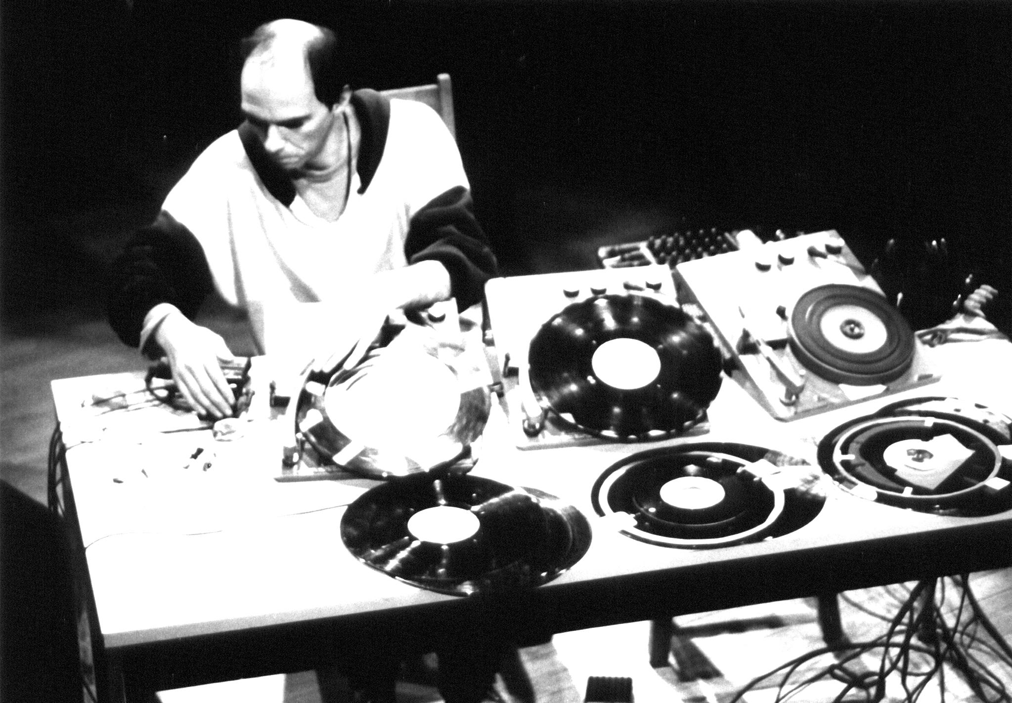 ARTS SONORES, PLATINES PLASTIQUES http://www.brightcecilia.net/gallery2/d/6588-2/Martin-Tetreault.jpg