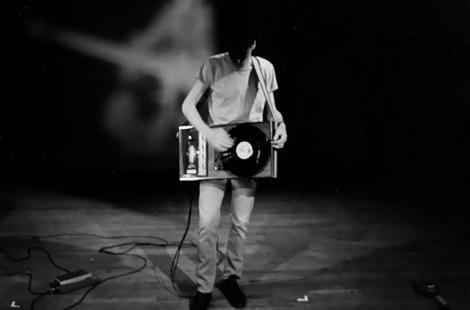 ARTS SONORES, PLATINES PLASTIQUES http://www.theage.com.au/ffximage/2007/11/15/rg_marclay_wideweb__470x310,0.jpg