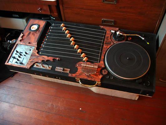 ARTS SONORES, PLATINES PLASTIQUES http://www.kitundu.com/images/instruments/kalimba.jpg