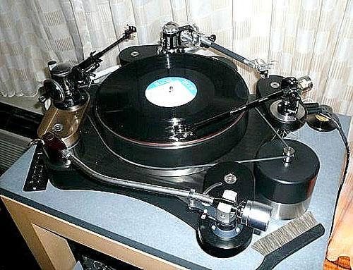 ARTS SONORES, PLATINES PLASTIQUES http://news.cnet.com/i/bto/20081015/turntable.jpg