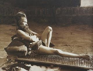 (Photo d'un fakir à Vârânaçî, 1907)Malgré les clous, les ...