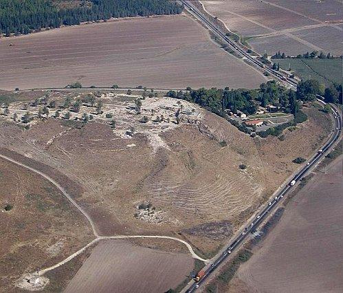 Mégiddo - Vue aérienne du Tell Megiddo---Vue-aerienne-duTell.jpg