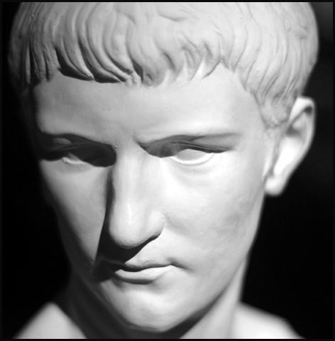 caligula-buste.1263918515.jpg