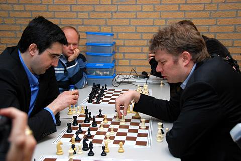 Vladimir Kramnik à gauche et Alexei Shirov à droite analysent leur partie nulle de la 11ème ronde. Le combat a été serré. Les deux joueurs doivent se contenter du podium après avoir mené lun et lautre lépreuve.