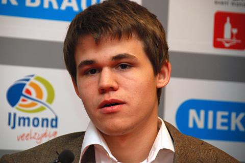 Magnus Carlsen peut souffler. Il a gagné le tournoi. Après ses récents exploits, il ajoute un trophée de plus à son palmarès.