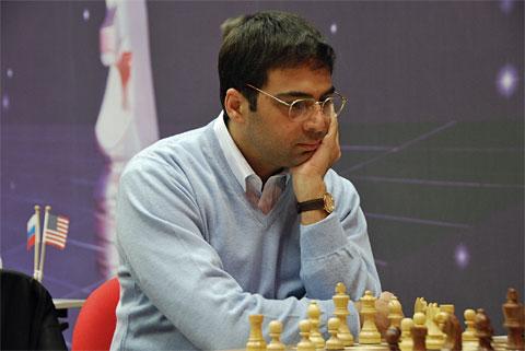 Vishy Anand, le champion du monde en titre. Sil est resté le seul invaincu du tournoi, il na gagné que deux parties, la première après 9 nulles. Un tournoi de préparation avant le match davril contre le Bulgare Topalov.
