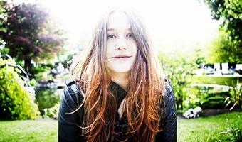 Izia et son premier clip ... Let Me Alone Izia et son premier clip ... Let Me Alone