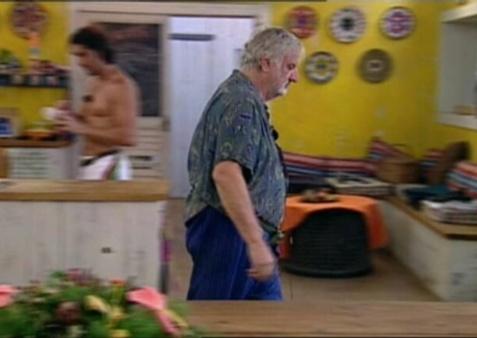 Vidéo : Aldo Maccione découche de la Ferme victime d’un coup de fatigue aldo macionne