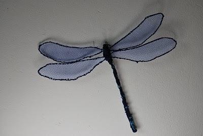 Une libellule bleue entièrement faite à la main...