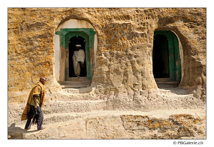Prêtre, pèlerin, entrée de l'église Mikael Milhaizengi, Tigré, Ethiopie Prêtre, pèlerin, entrée de l'église Mikael Milhaizengi, Tigré, Ethiopie