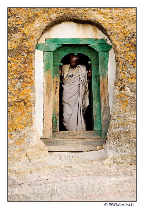 Prêtre, entrée de l'église Mikael Milhaizengi, Tigré, Ethiopie Prêtre, entrée de l'église Mikael Milhaizengi, Tigré, Ethiopie