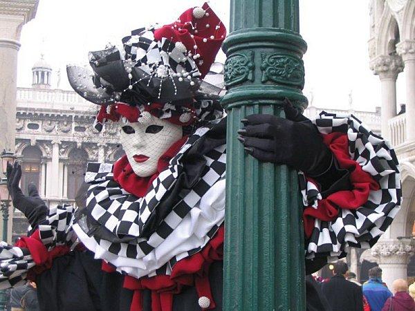 800px-Venezia_carnevale_11.jpg