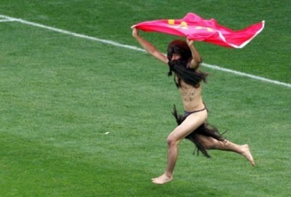 Les femmes des gradins ! Hé ben, cest pas gagné...