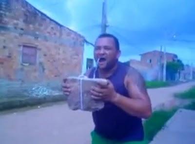 S'arracher une dent tout seul. S'arracher une dent tout seul.