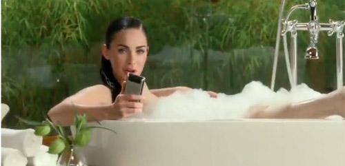 Megan Fox nue dans son bain pour Motorola !