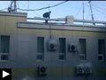 3 videos: Une femme traverse une rue inondée + Le livreur de bière à soif + Comment dégivrer un climatiseur airco-fixing-fail.jpg