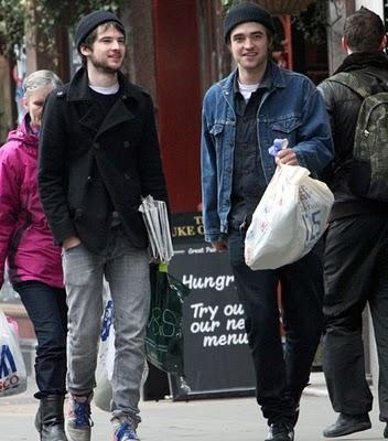 Robert Pattinson shopping à Londres