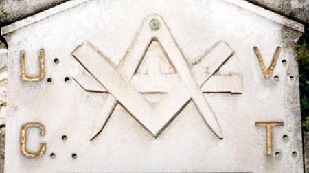 La tombe d'un Compagnon charpentier à Valence-d'Agen (82)