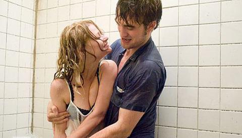Robert Pattinson sous la douche avec une fille ... (video)