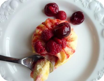 Envie de douceur et dessert light 0%? Goutez à ce gâteau aérien vanillé aux fruits rouges..
